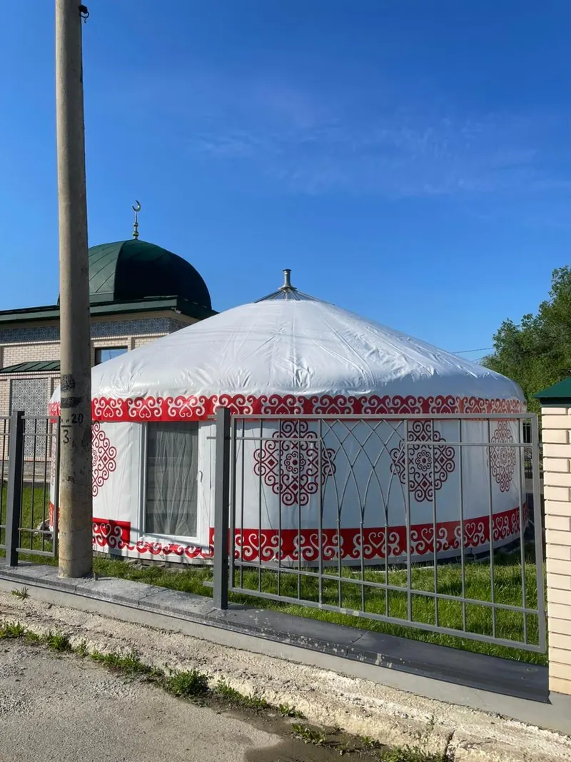 Юрта у мечети