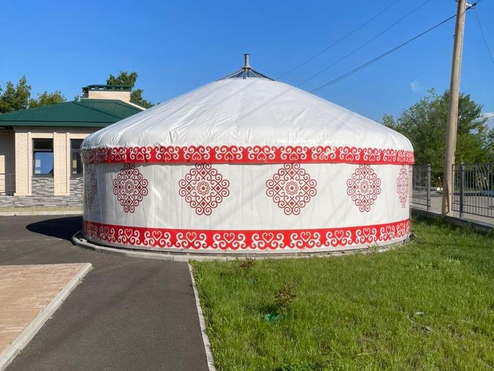 Юрта у мечети
